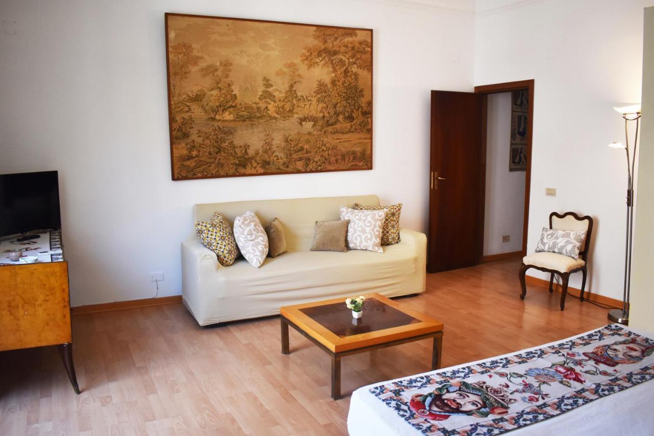 Appartamento Nel Centro Storico Di Palermo - Via Meli'S House Esterno foto